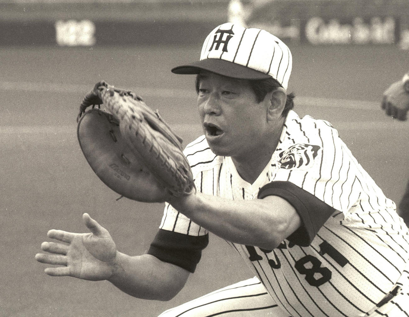 85年7月22日、オールスター期間中の甲子園練習でボールを受ける吉田監督