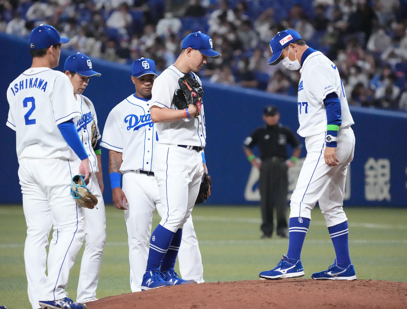 中日対西武　4回表西武1死二塁、マウンドを降りる中日先発の小笠原（右から2人目）（撮影・森本幸一）