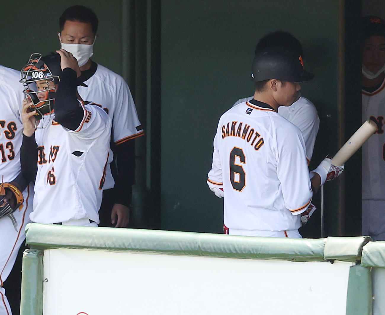 巨人3軍テイ・エステック　1回裏巨人2死、指名打者で遊ゴロに打ち取られた後、ベンチ奥に引き揚げる坂本勇人（右）。左は同姓同名の育成坂本勇（撮影・狩俣裕三）