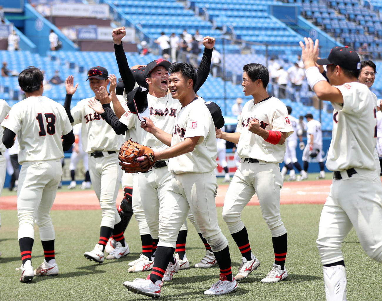 中大対日大　試合後、喜び合う日大の選手たち（撮影・狩俣裕三）