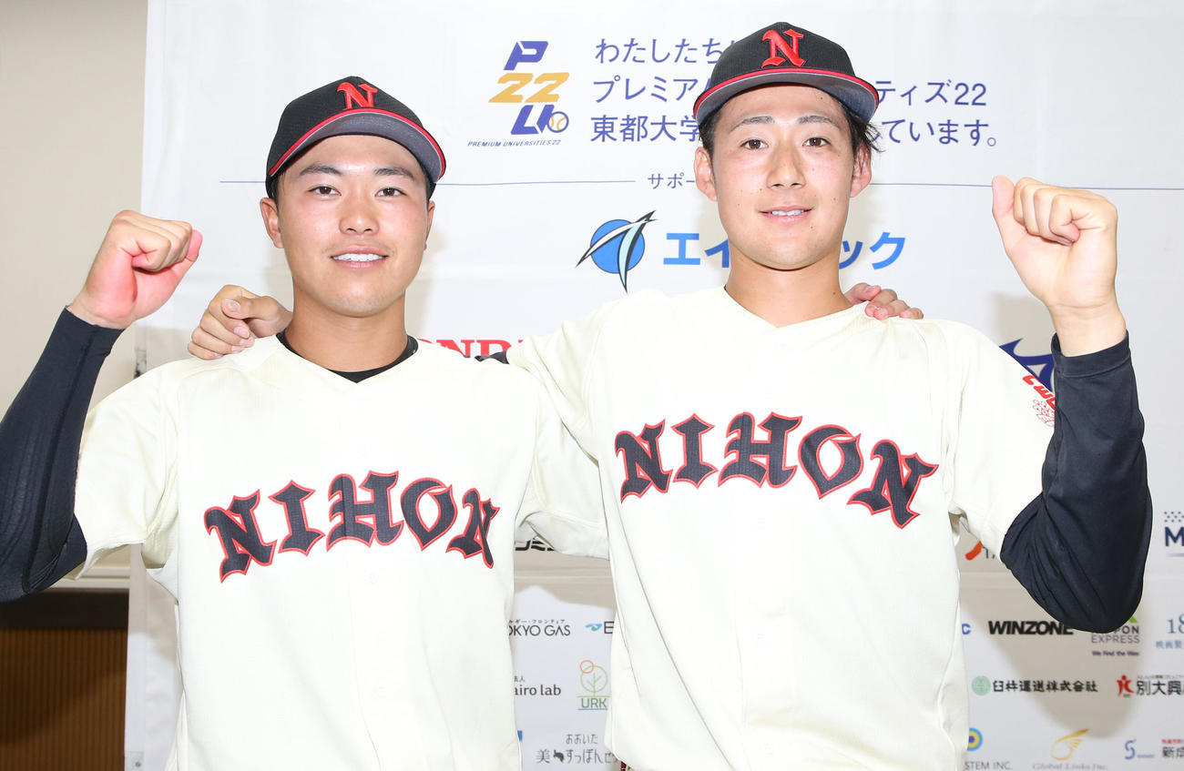 中大対日大　試合後、ガッツポーズで記念撮影する日大・林（左）と杉本（撮影・狩俣裕三）