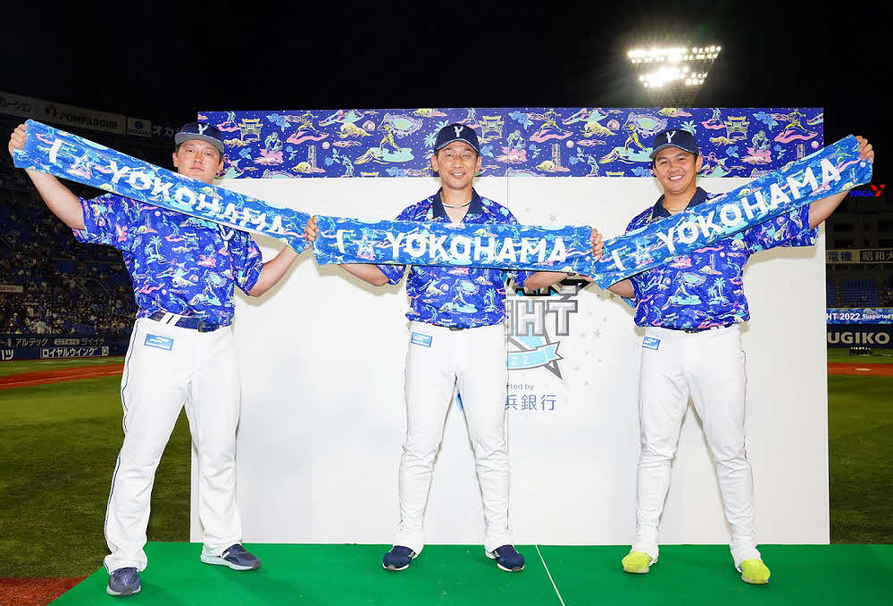 試合後、ヨコハマスターナイトで着用するユニホームを披露する、左からDeNA牧、三浦監督、山崎（球団提供）