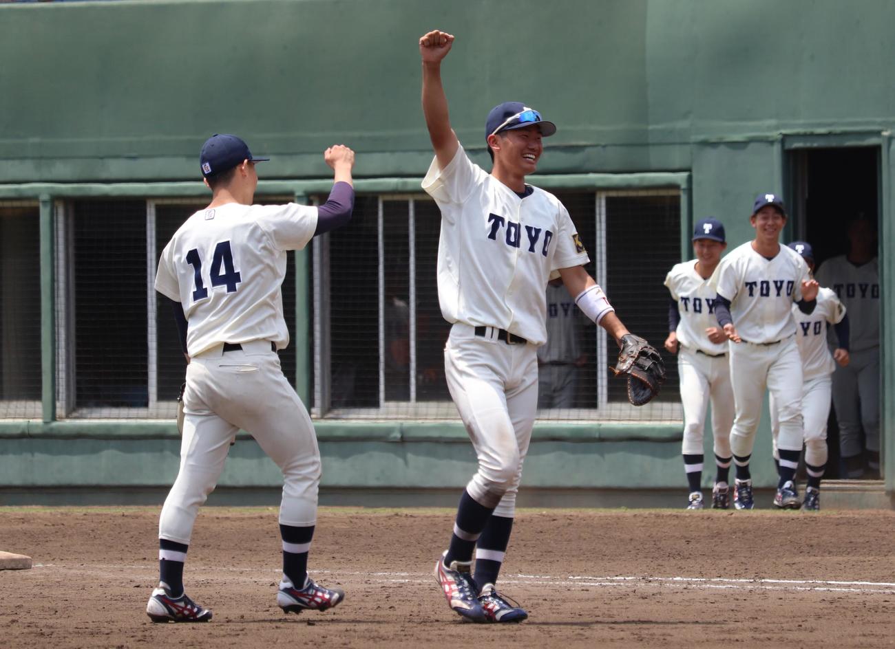 東洋大対立正大　優勝を決め、笑顔でガッツポーズをみせる小口仁太郎主将（撮影・阿部泰斉）