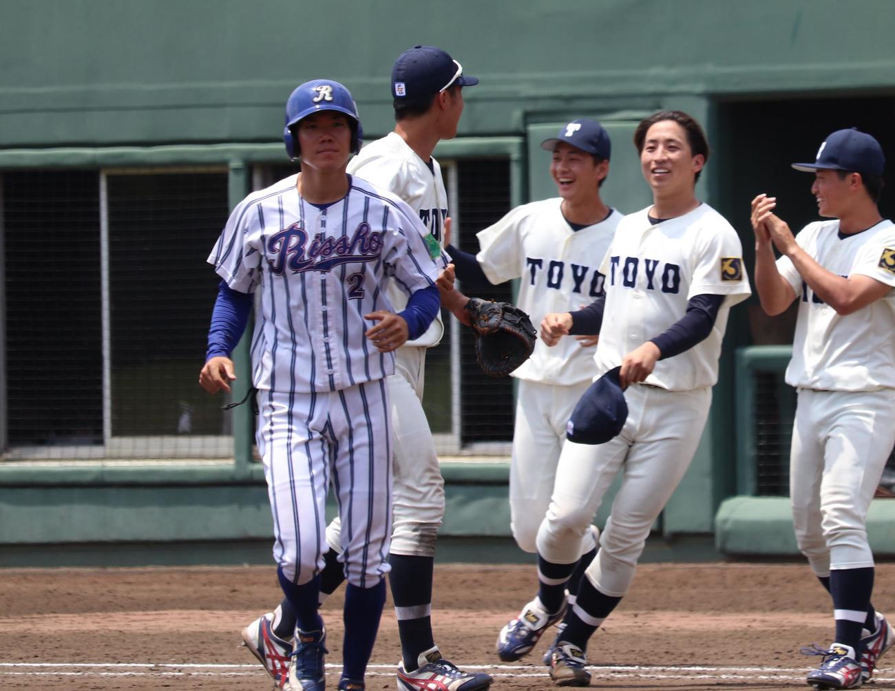 東洋大対立正大　試合終了後、小口仁太郎主将（左から2番目）の元に笑顔で駆け寄る細野晴希投手（右から2番目）（撮影・阿部泰斉）