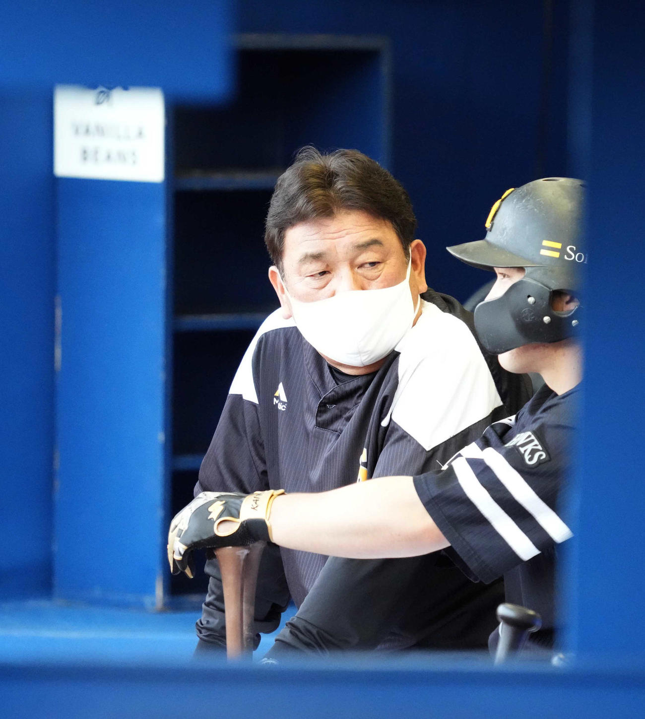 DeNA対ソフトバンク　試合前のベンチで甲斐（右）を指導するソフトバンク藤本監督（撮影・小沢裕）