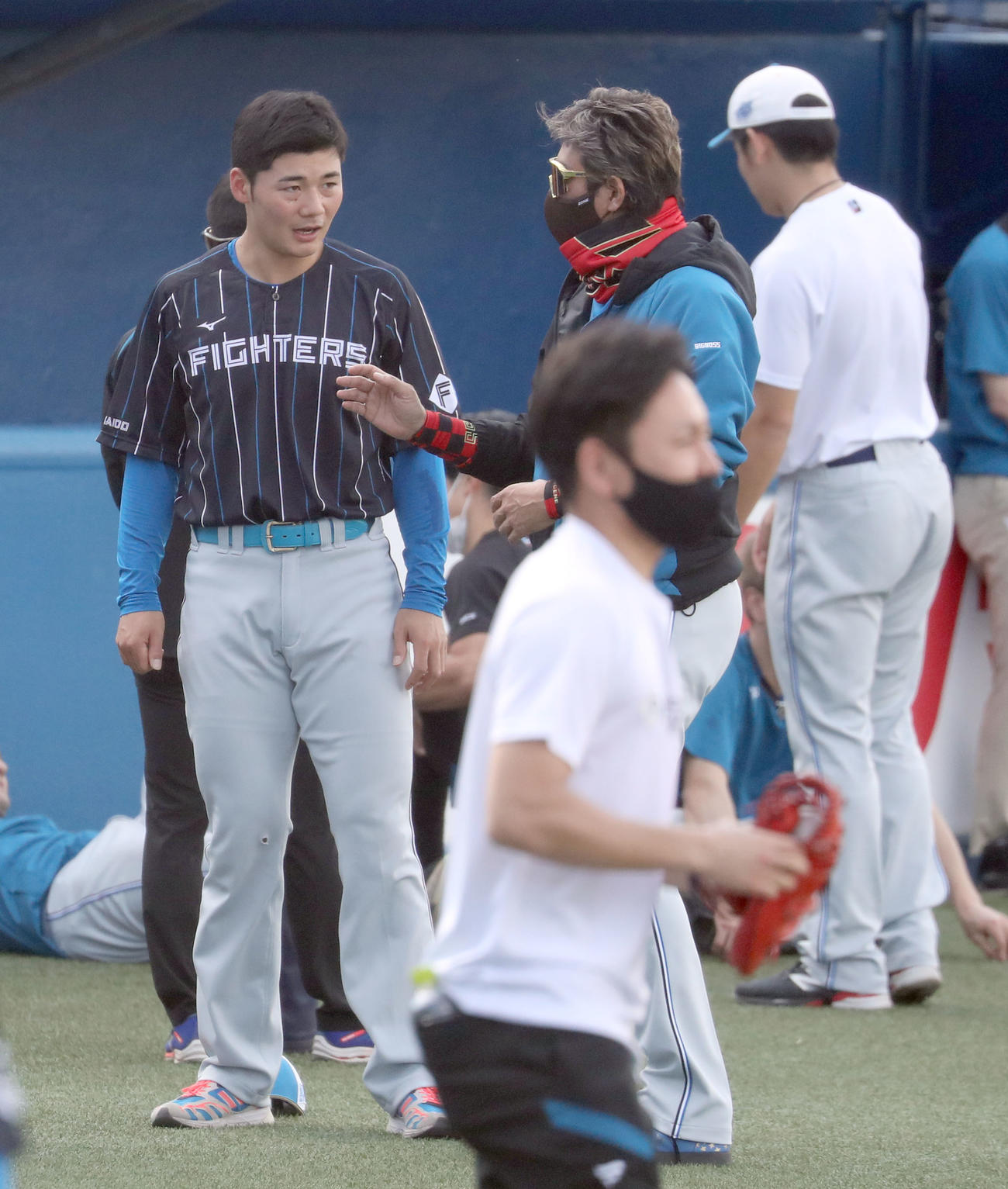 ヤクルト対日本ハム　試合前、会話をする日本ハム清宮（左）と新庄監督（撮影・佐藤翔太）