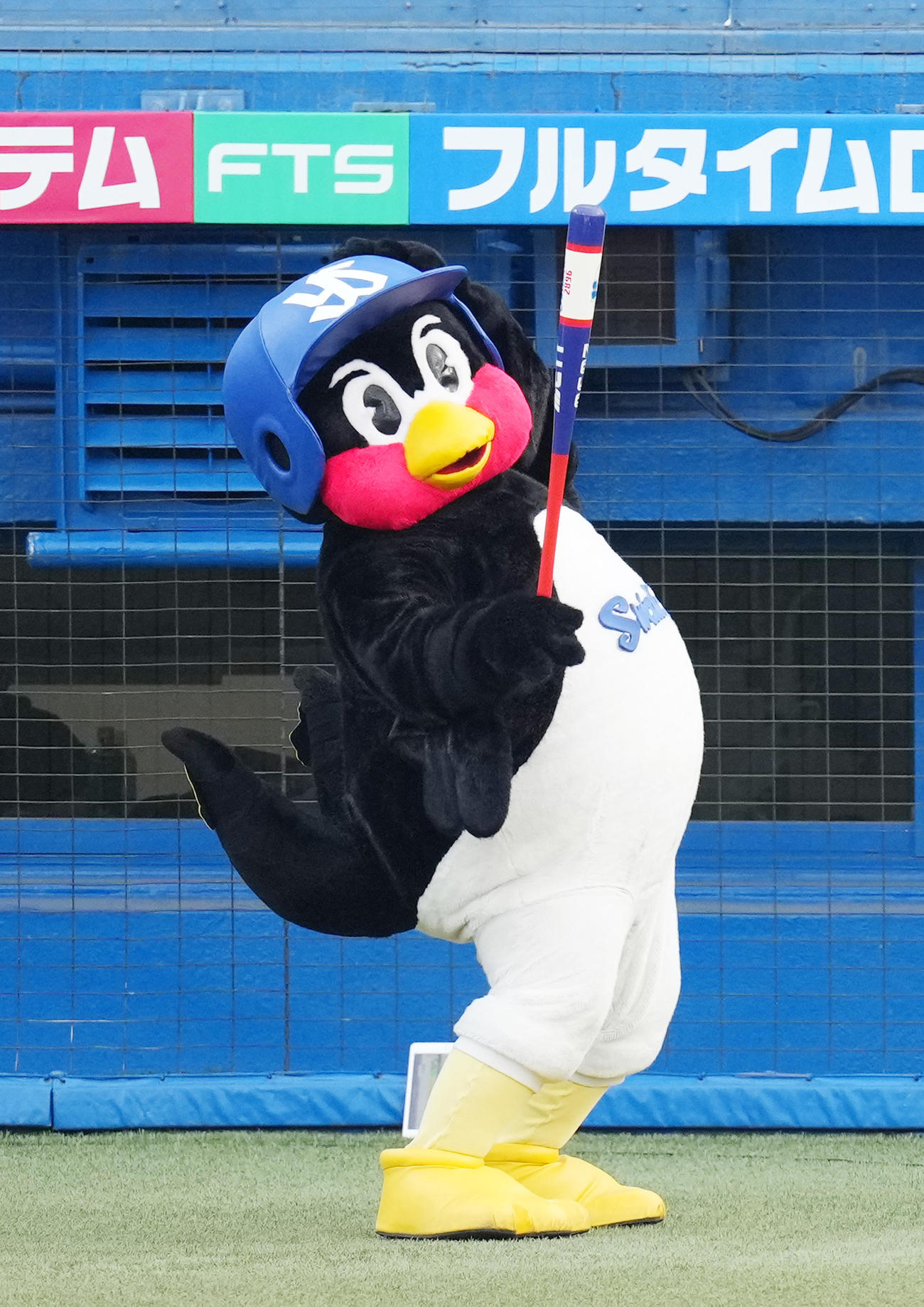 ヤクルト対日本ハム　試合前、清宮の打撃フォームの物まねをするつば九郎（撮影・菅敏）