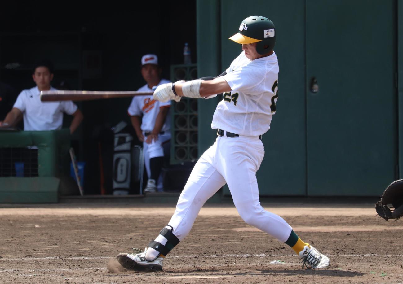専大対拓大　4回表2死一、三塁、2点適時二塁打を放つ南保良太郎外野手（撮影・阿部泰斉）