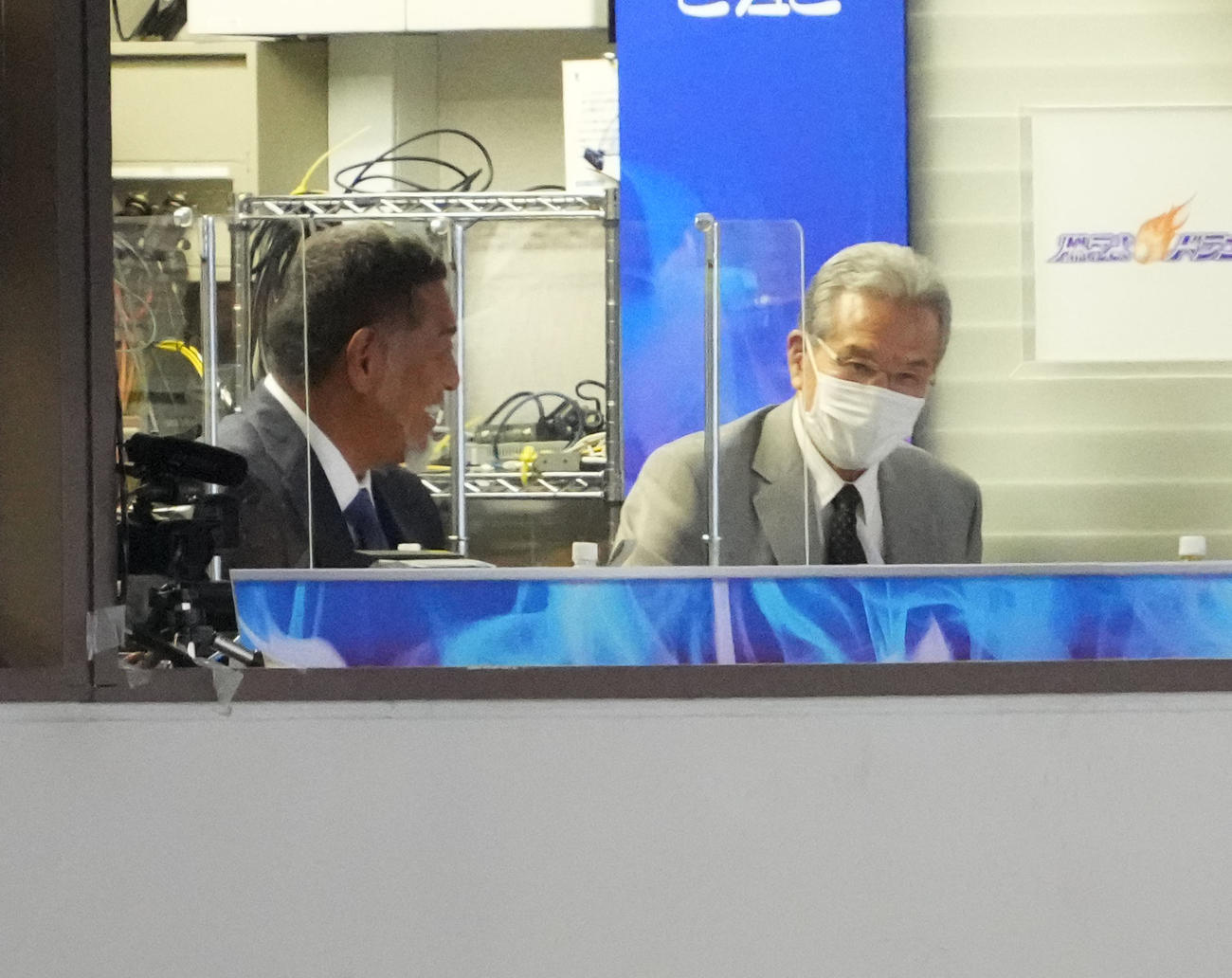 中日対西武　試合会場の放送席に着く清原和博氏（左）と山田久志氏（右）（撮影・森本幸一）