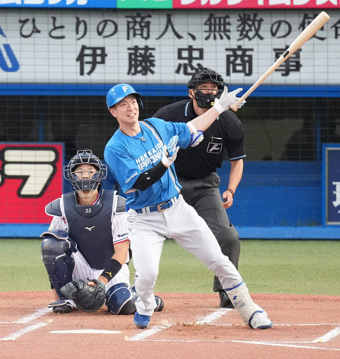 ヤクルト対日本ハム　1回表日本ハム無死、左越えに先頭打者本塁打を放つ松本剛（撮影・菅敏）