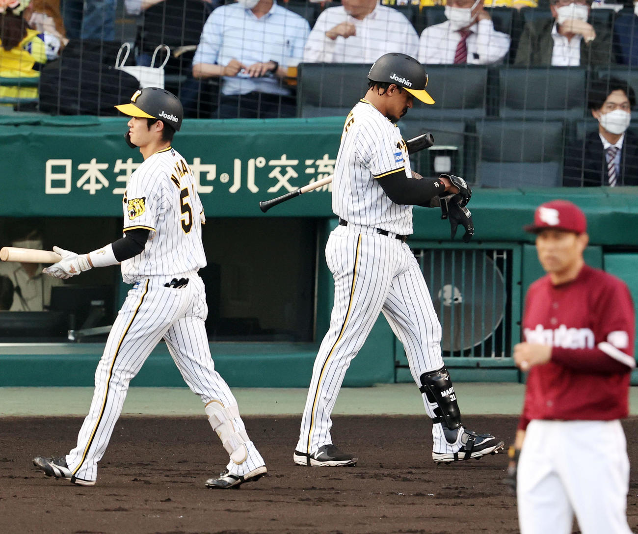 阪神対楽天　1回裏阪神2死、マルテは打席へ向かう。投手は辛島（撮影・加藤哉）