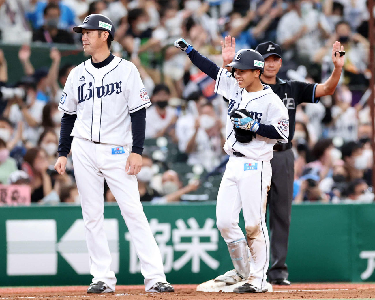 適時三塁打を放ち笑顔でガッツポーズの西武滝沢。左は黒田内野守備・走塁コーチ（2022年5月14日撮影）