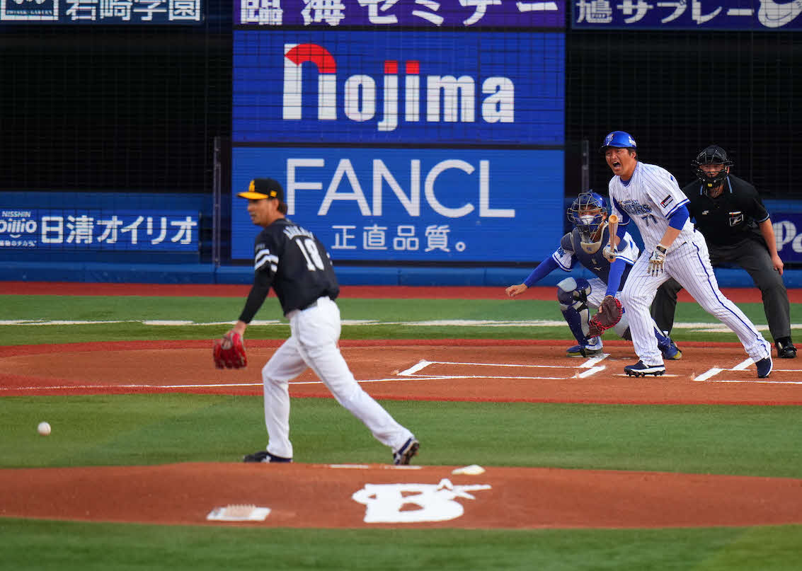 DeNA対ソフトバンク　試合前のセレモニーで直接対決したDeNA小池外野守備走塁コーチと元ソフトバンク新垣氏（球団提供）