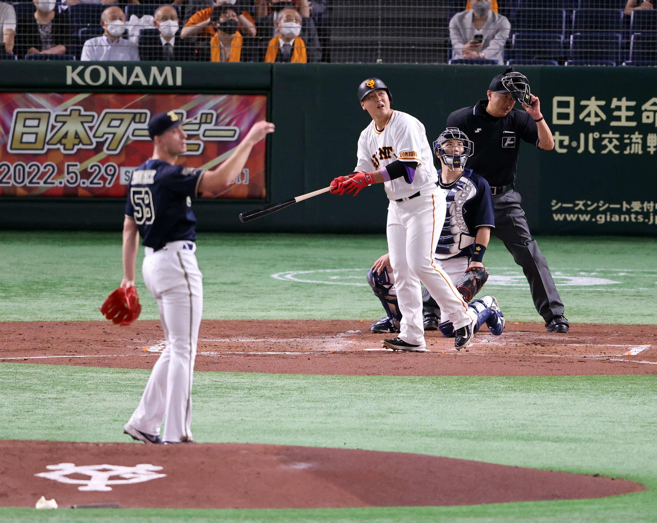 巨人対オリックス　1回裏巨人1死二、三塁、岡本和は左越え3点本塁打を放ち打球を見つめる。投手ワゲスパック（撮影・浅見桂子）