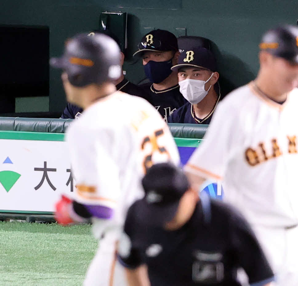 巨人対オリックス　1回裏巨人1死二、三塁、岡本和（手前左）に左越え3点本塁打を許し、厳しい表情の中嶋監督（奥）（撮影・浅見桂子）