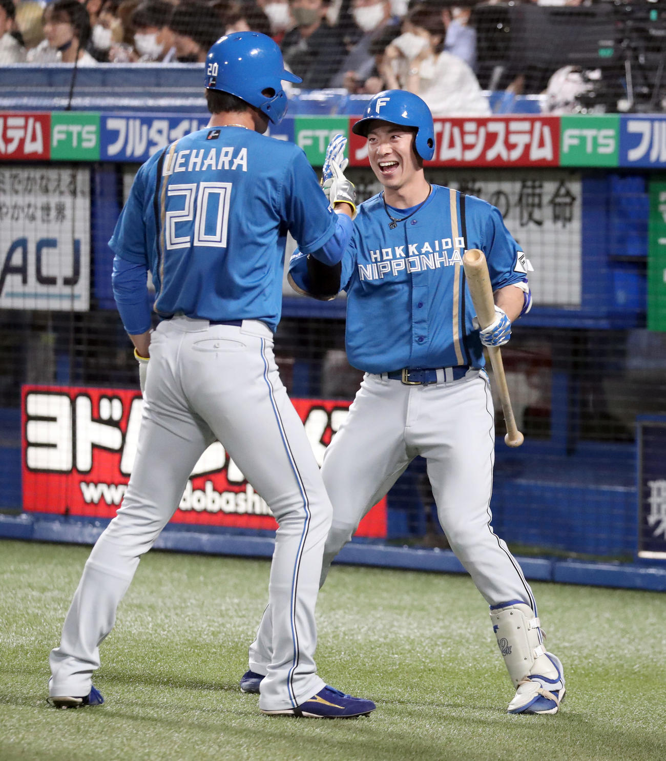 ヤクルト対日本ハム　5回表日本ハム無死、中犠飛で生還した上原（左手前）は松本剛と喜び合う（撮影・佐藤翔太）