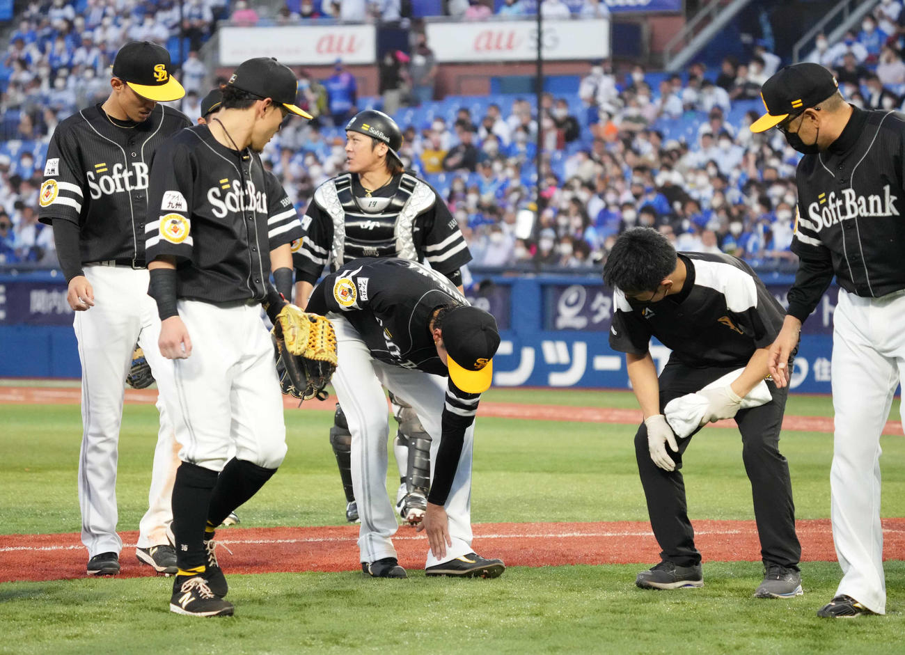 DeNA対ソフトバンク　2回裏DeNA2死、関根の打球が直撃しマウンドで倒れ込んだソフトバンク先発東浜（中央）は直撃した左足くるぶし付近に手を当てる（撮影・小沢裕）