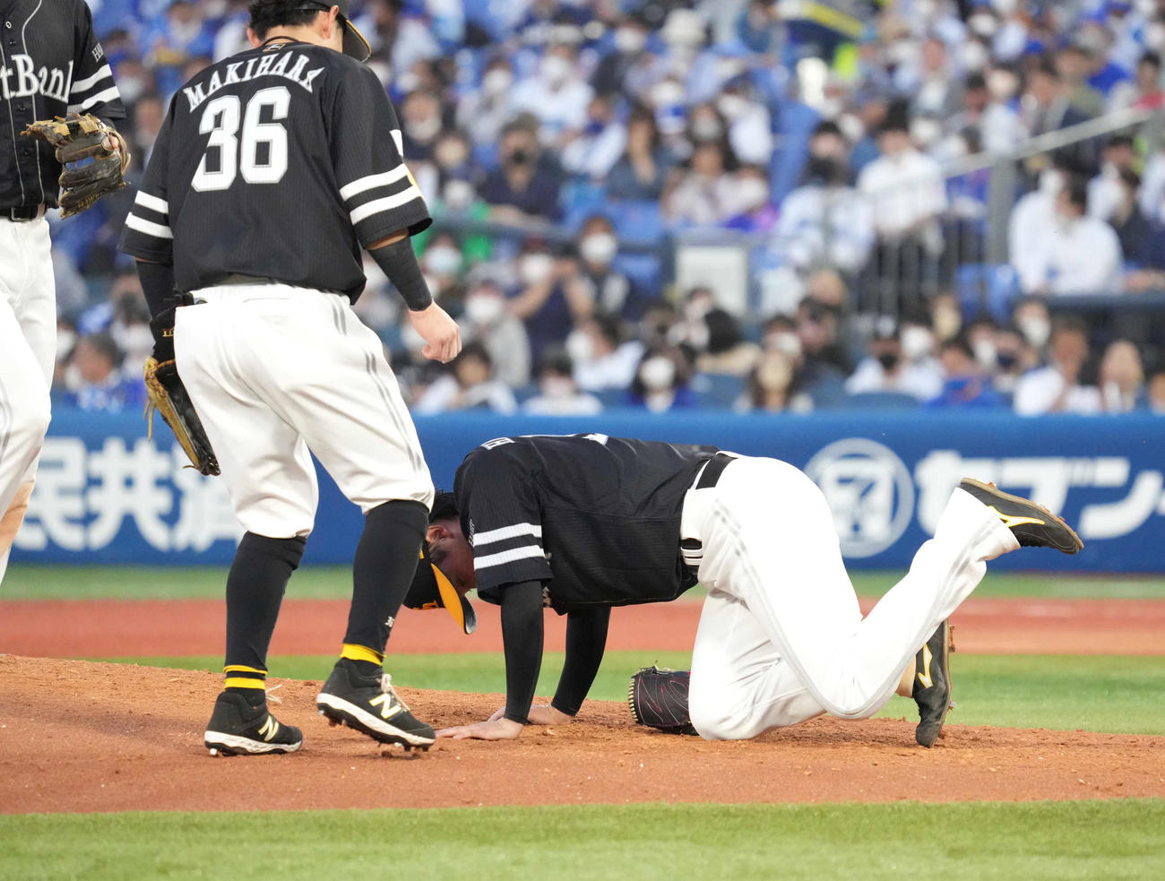 DeNA対ソフトバンク　2回裏DeNA2死、関根の打球が左足を直撃しマウンドで倒れ込むソフトバンク東浜（撮影・小沢裕）