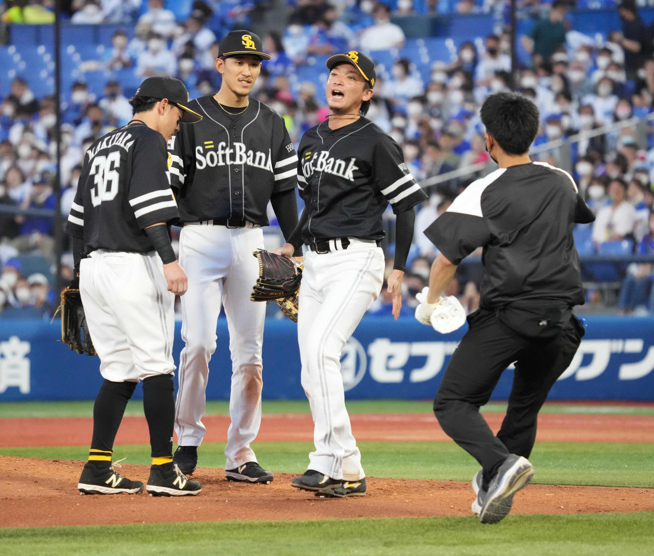 DeNA対ソフトバンク　2回裏DeNA2死、関根の打球が左足を直撃しマウンドで倒れ込んだソフトバンク先発東浜（中央）は痛みをこらえながら気丈に立ち上がる（撮影・小沢裕）