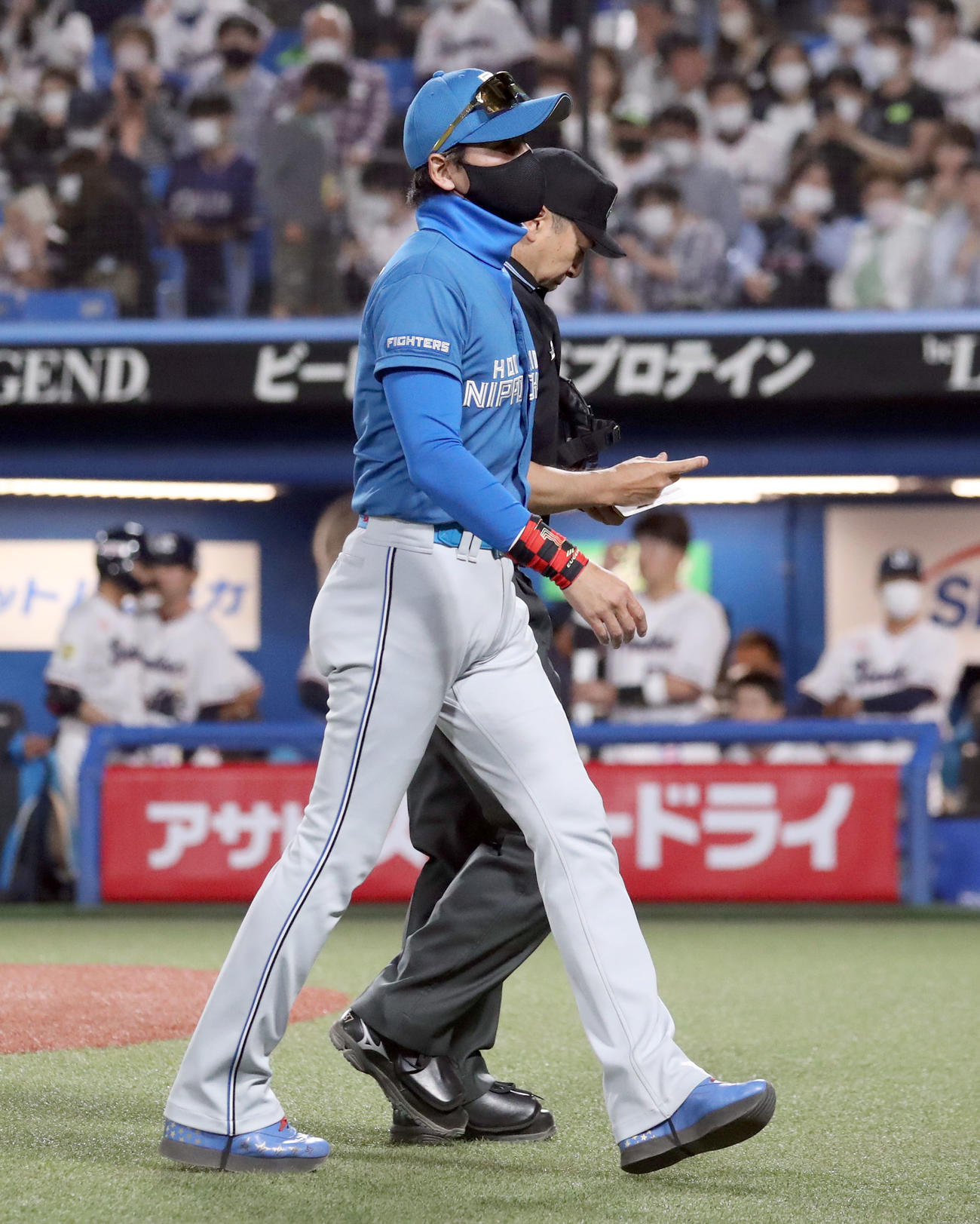 ヤクルト対日本ハム　選手交代を告げる日本ハム新庄監督（撮影・佐藤翔太）