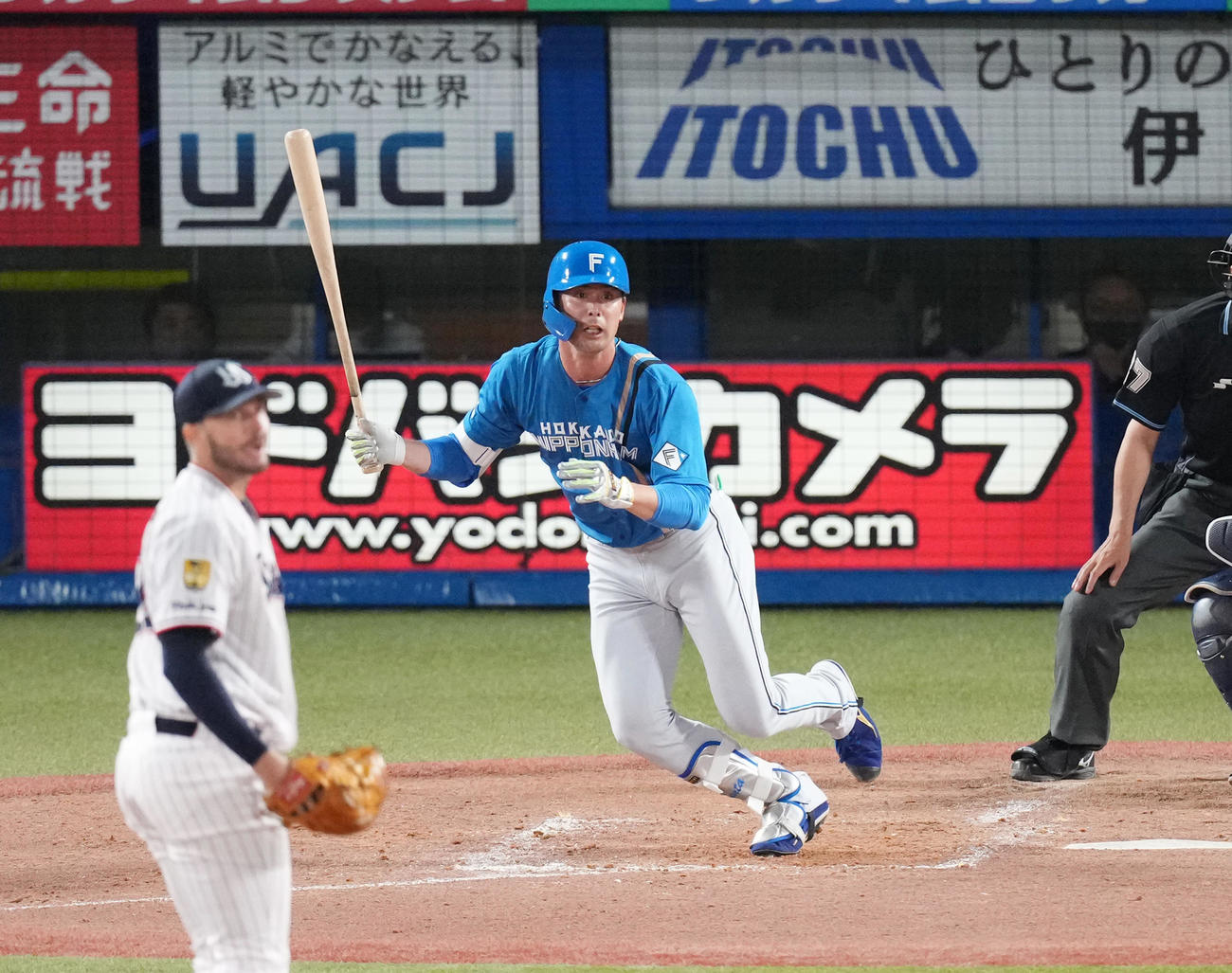 ヤクルト対日本ハム　5回表日本ハム無死、左二塁打を放つ上原。投手スアレス（撮影・菅敏）