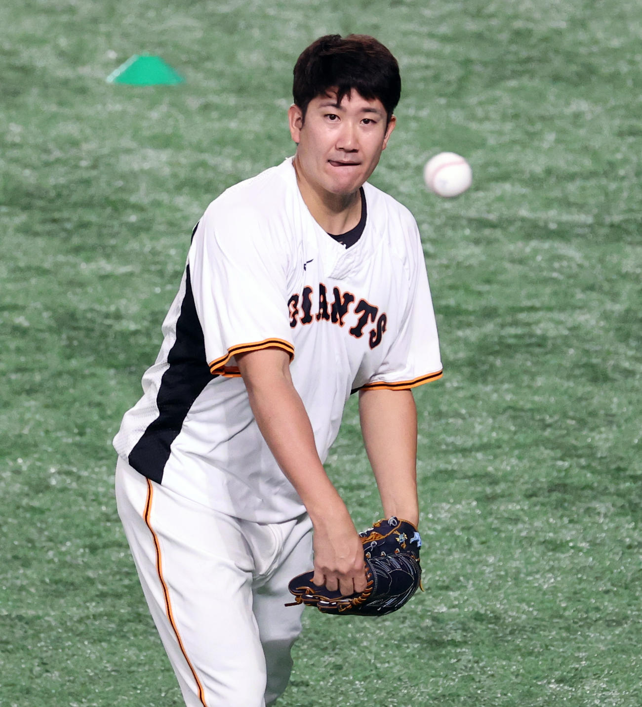 巨人対オリックス　キャッチボールする巨人菅野（撮影・浅見桂子）