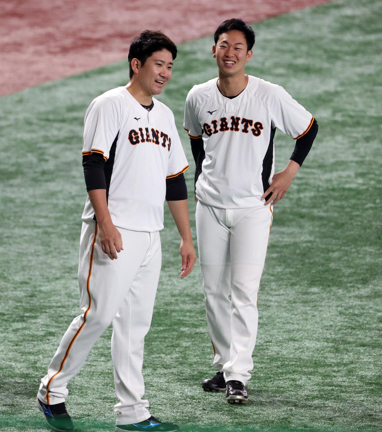 巨人対オリックス　練習中、談笑する巨人菅野（左）と山崎伊（撮影・浅見桂子）
