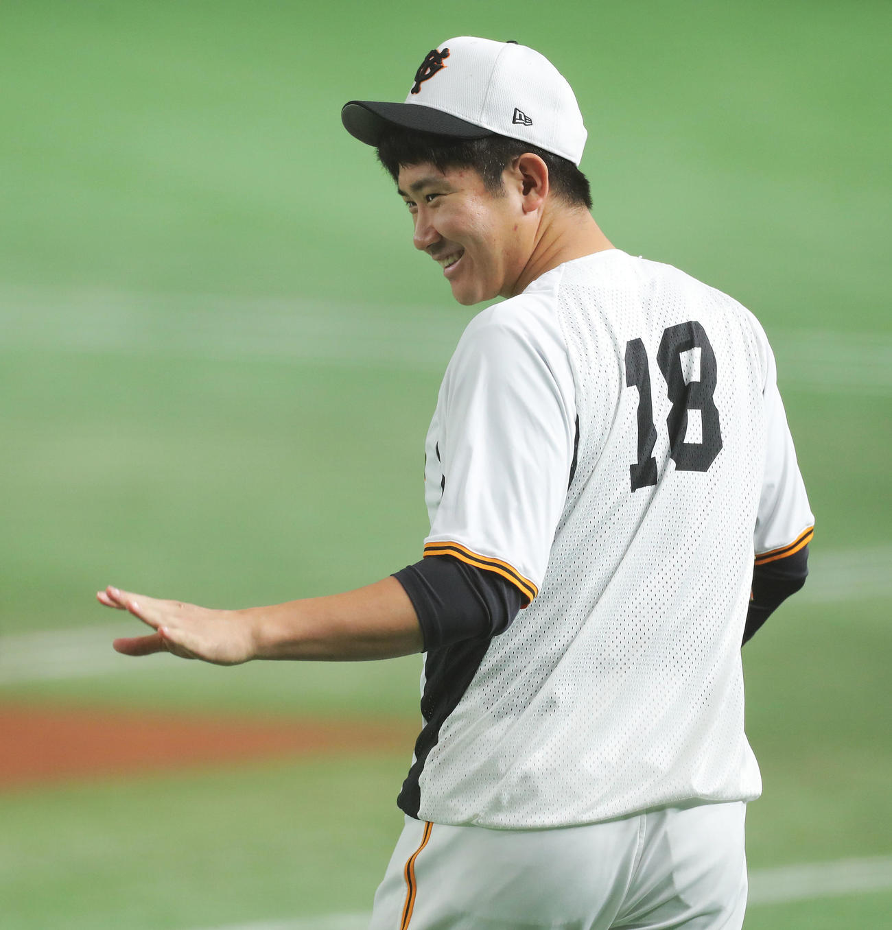 巨人対オリックス　試合前、笑顔を見せる巨人菅野（撮影・河田真司）