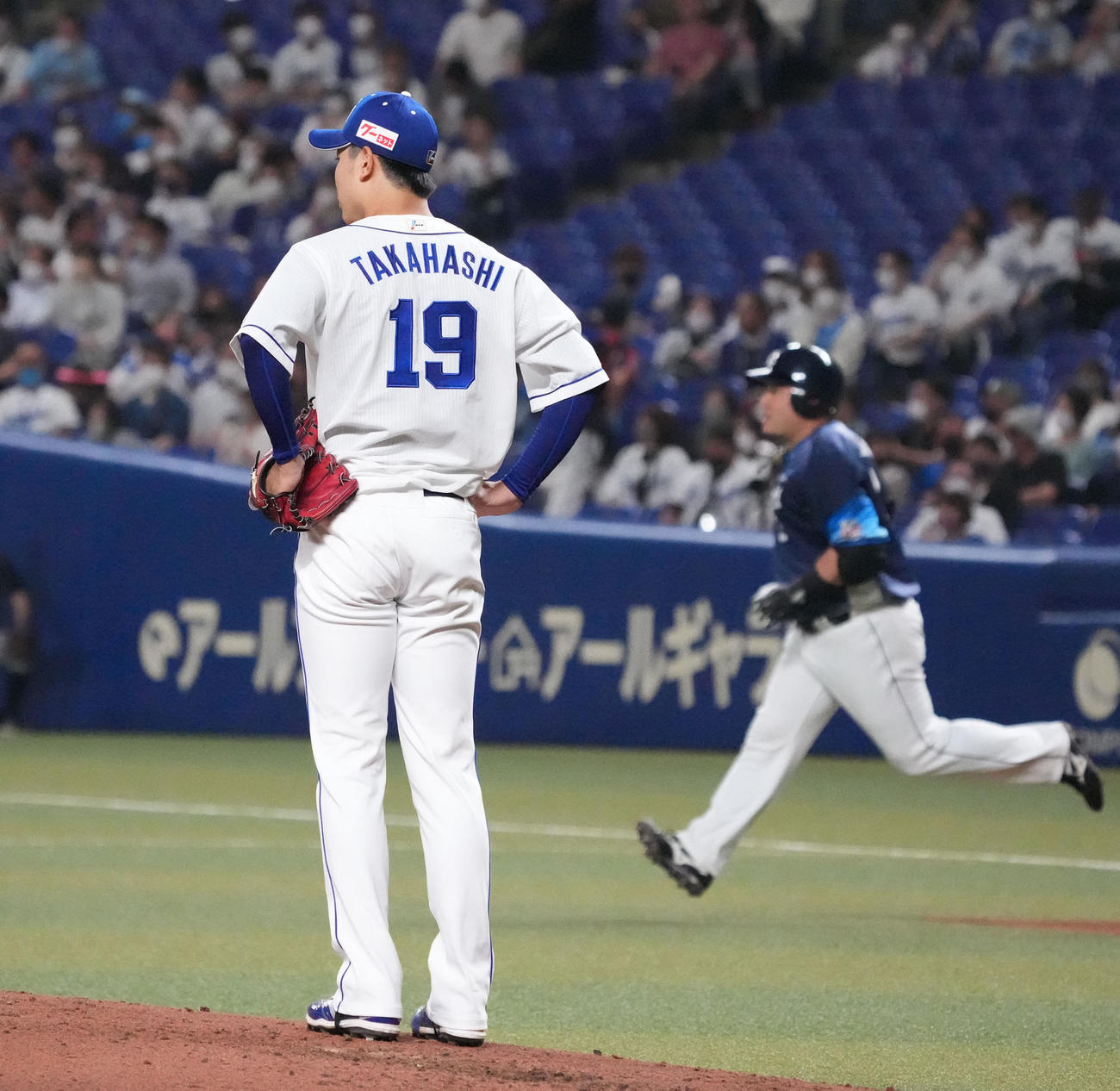 中日対西武　2回表西武無死、山川に中越え本塁打を打たれた高橋宏（左）（撮影・森本幸一）