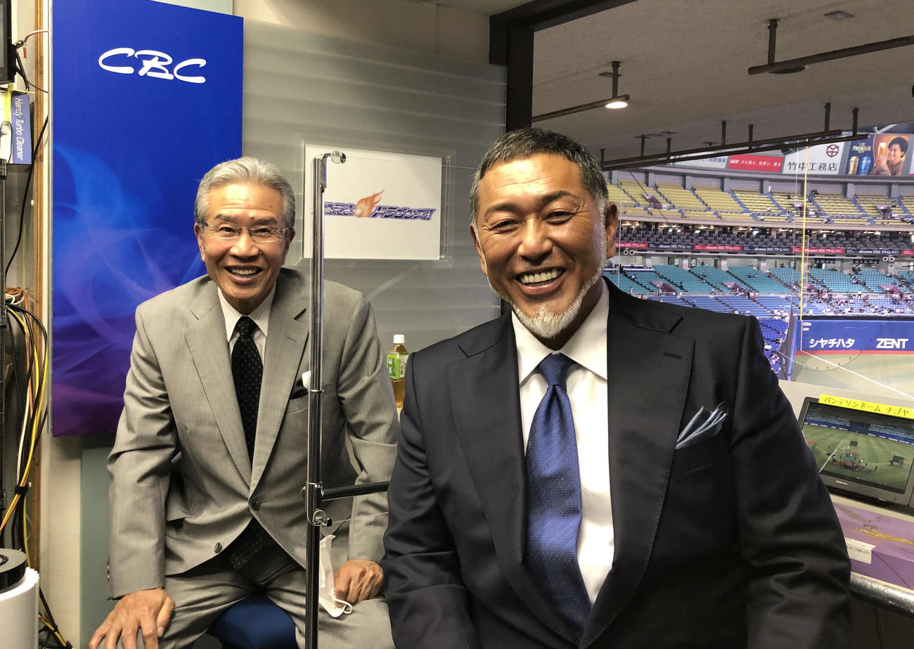 中日対西武　テレビ中継解説でCBCテレビの放送席に着く清原和博氏（右）と山田久志氏