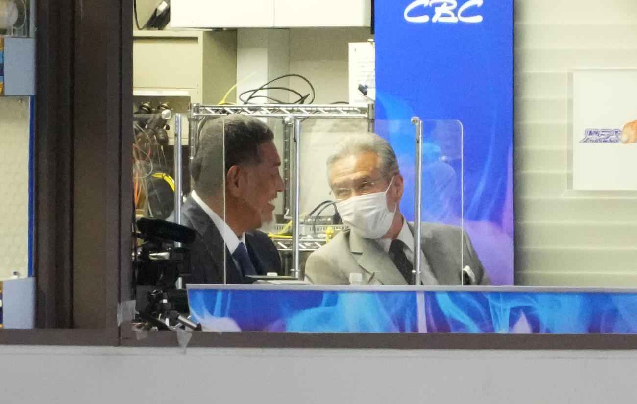 中日対西武　試合会場の放送席に着く清原和博氏（左）と山田久志氏（右）（撮影・森本幸一）