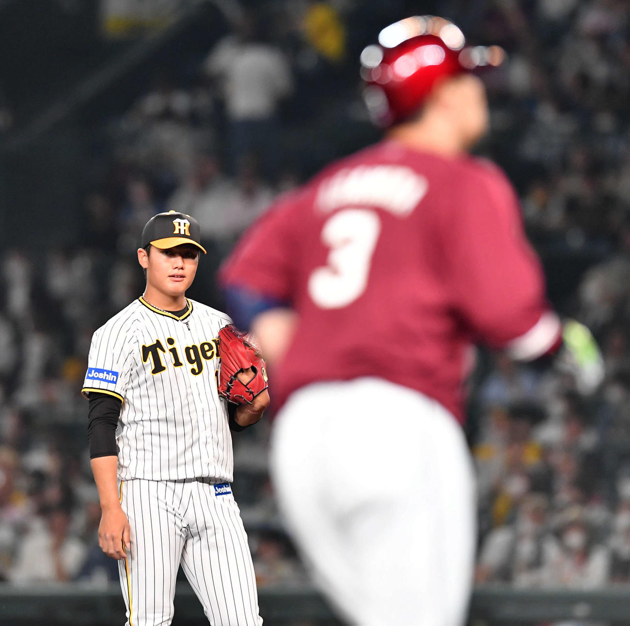阪神対楽天　5回表楽天1死一塁、左中間へ2点本塁打を打たれた浅村（右）を見つめる西純（撮影・岩下翔太）