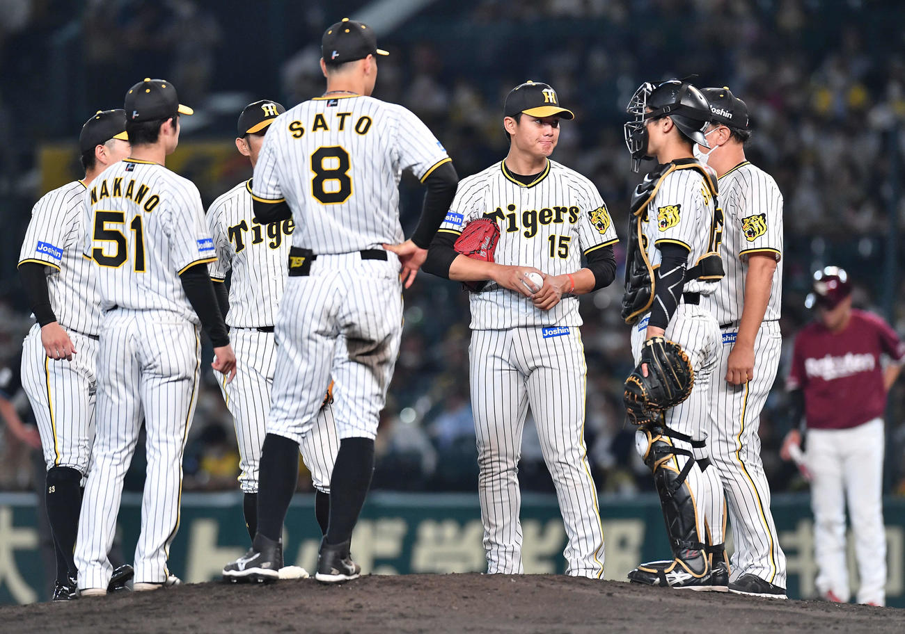 阪神対楽天　5回表楽天1死一、二塁、打者に辰己を迎える場面で西純（右から3人目）のもとに集まる阪神ナイン（撮影・岩下翔太）