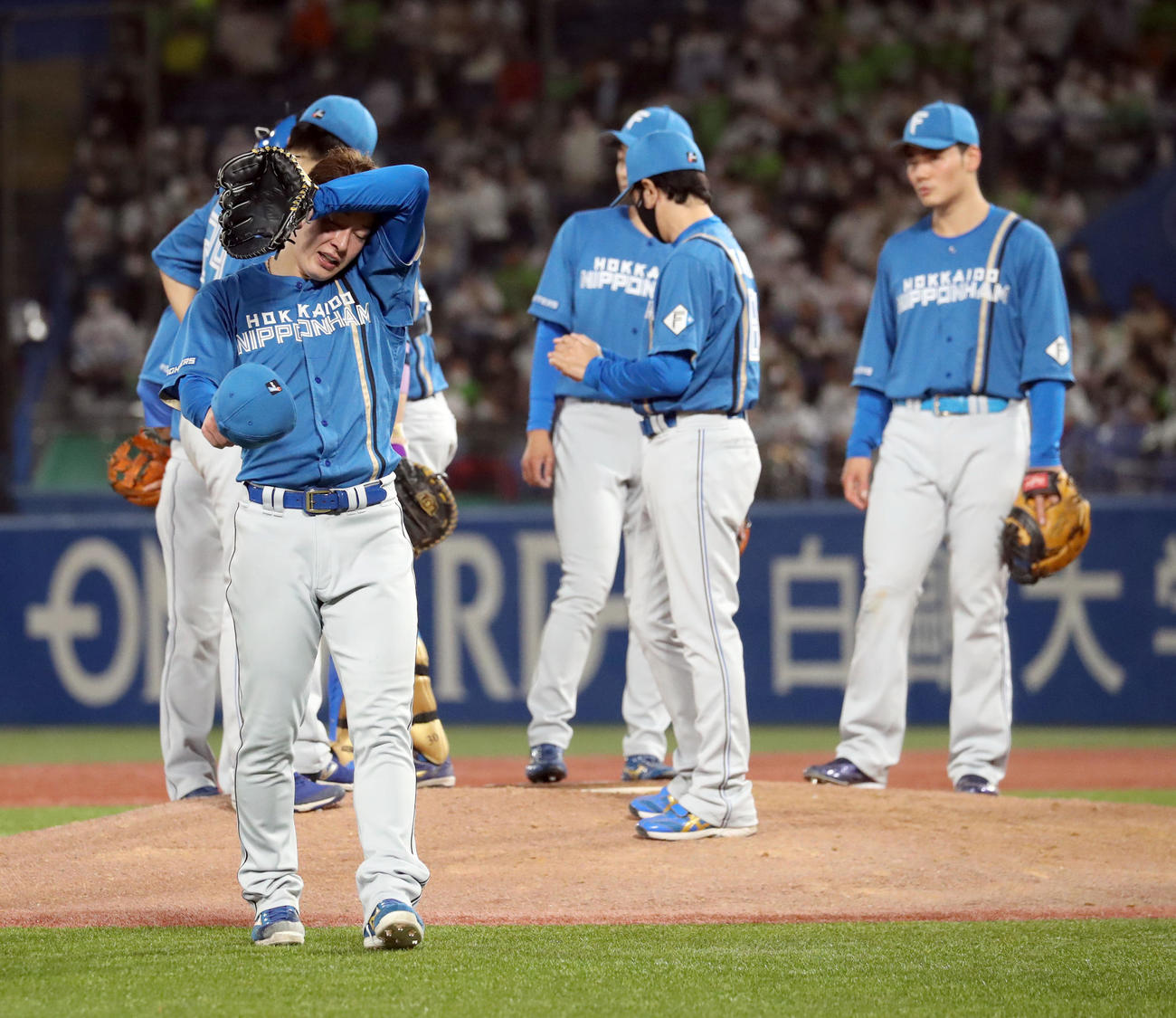 ヤクルト対日本ハム　7回途中で降板する日本ハム吉田（撮影・佐藤翔太）
