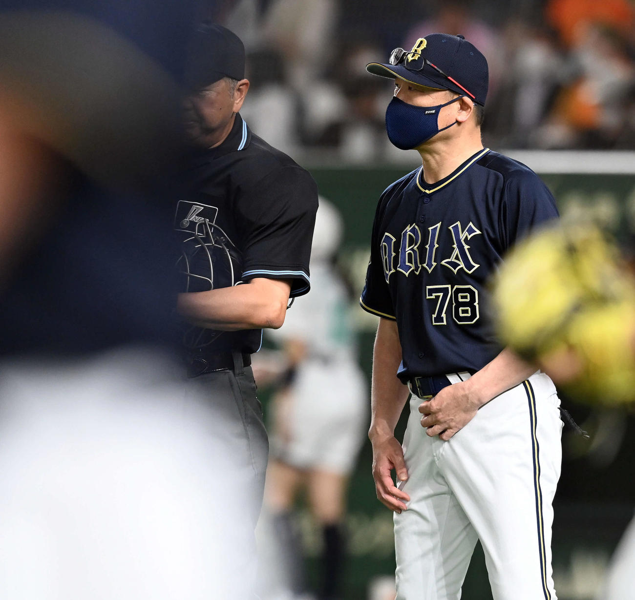 8回、選手交代を告げるオリックス中嶋監督（撮影・たえ見朱実）