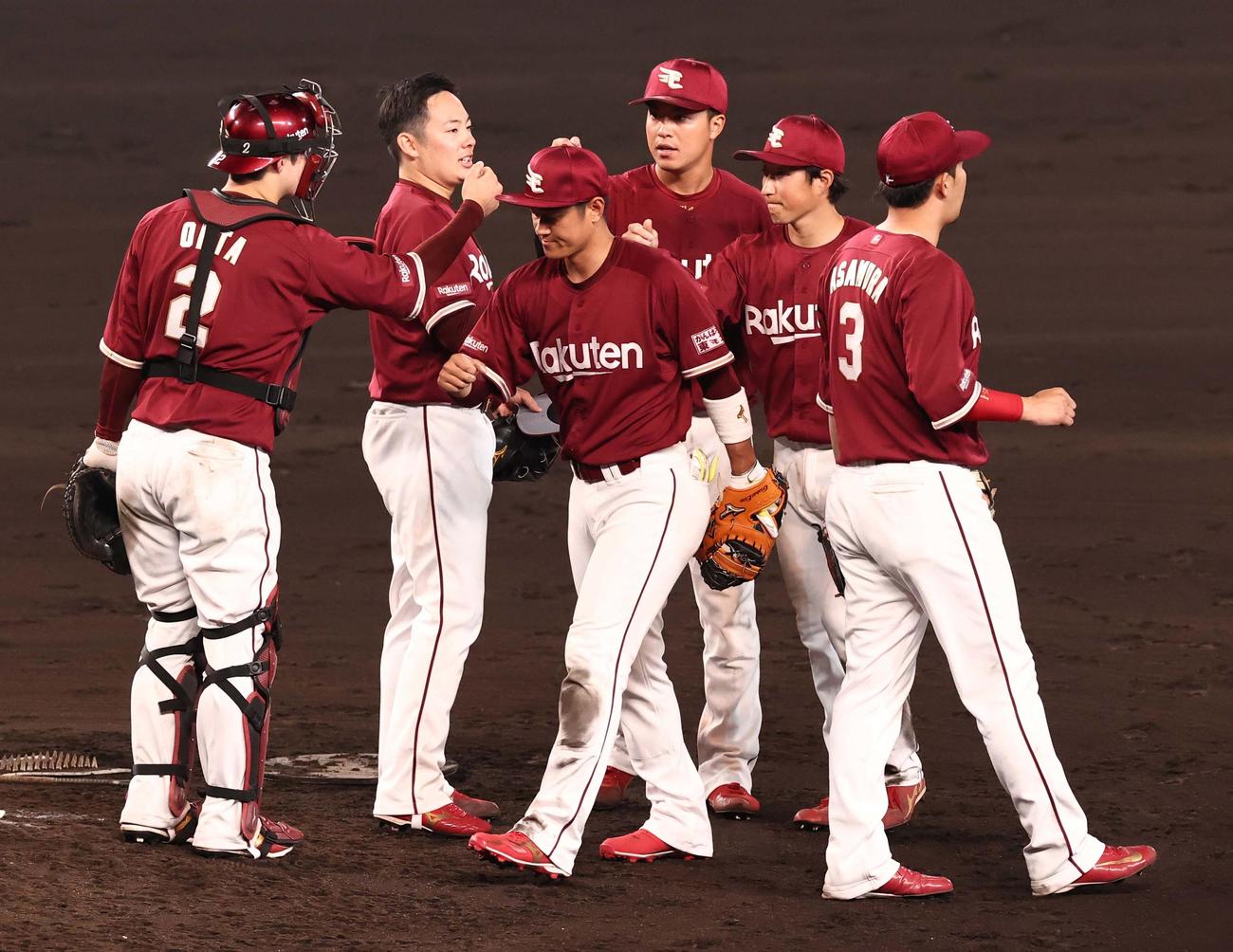 阪神対楽天　阪神に勝利しマウンドで喜び合う楽天ナイン（撮影・上田博志）
