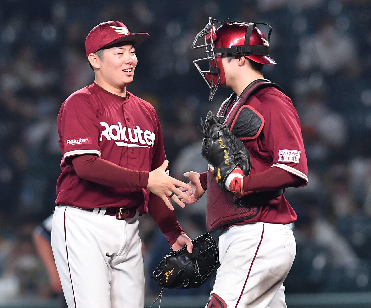 阪神対楽天　最終回を締めて勝利し、太田（右）と笑顔で握手を交わす松井裕（撮影・岩下翔太）