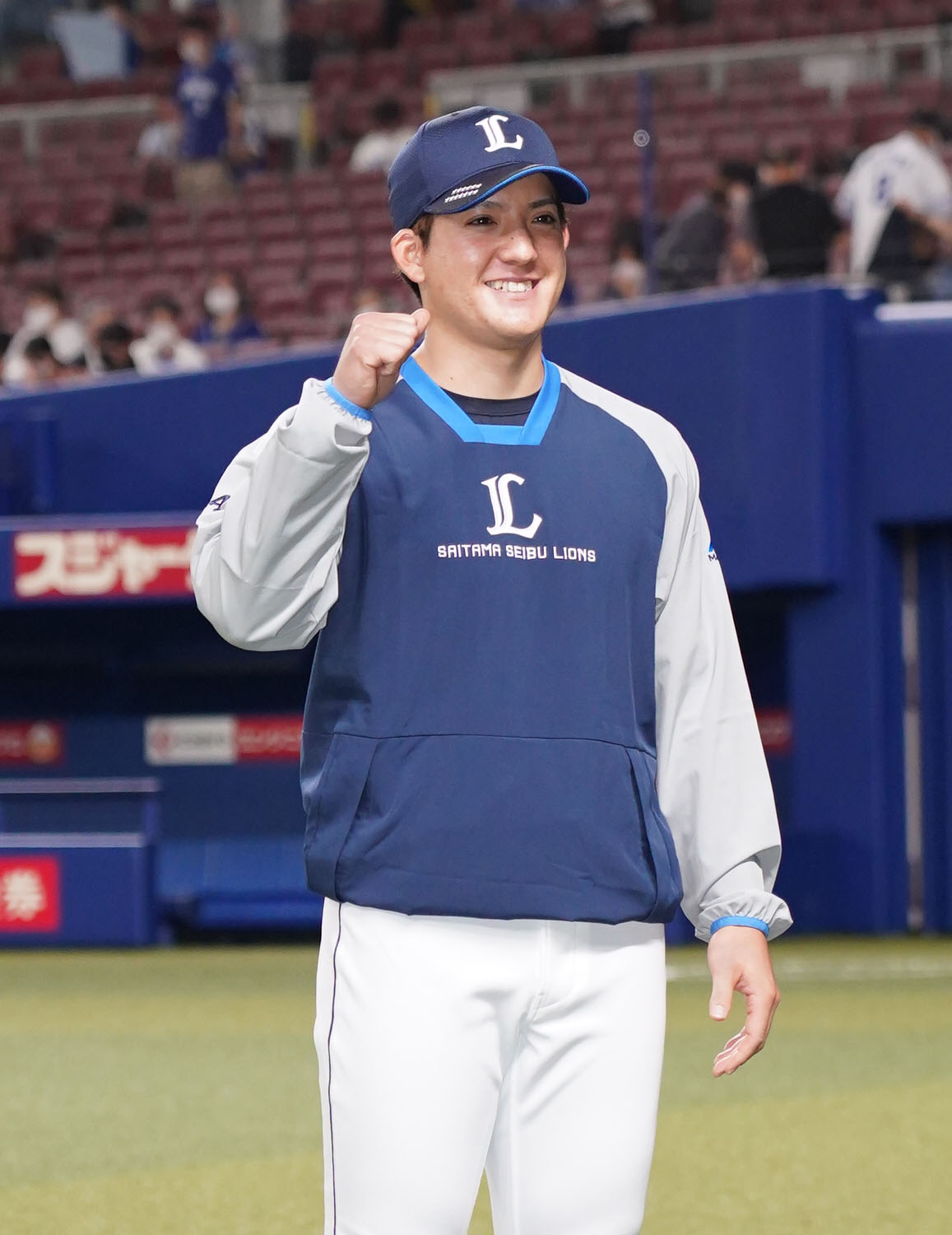 中日対西武　ヒーローインタビューを終え笑顔でポーズを決める与座（撮影・森本幸一）