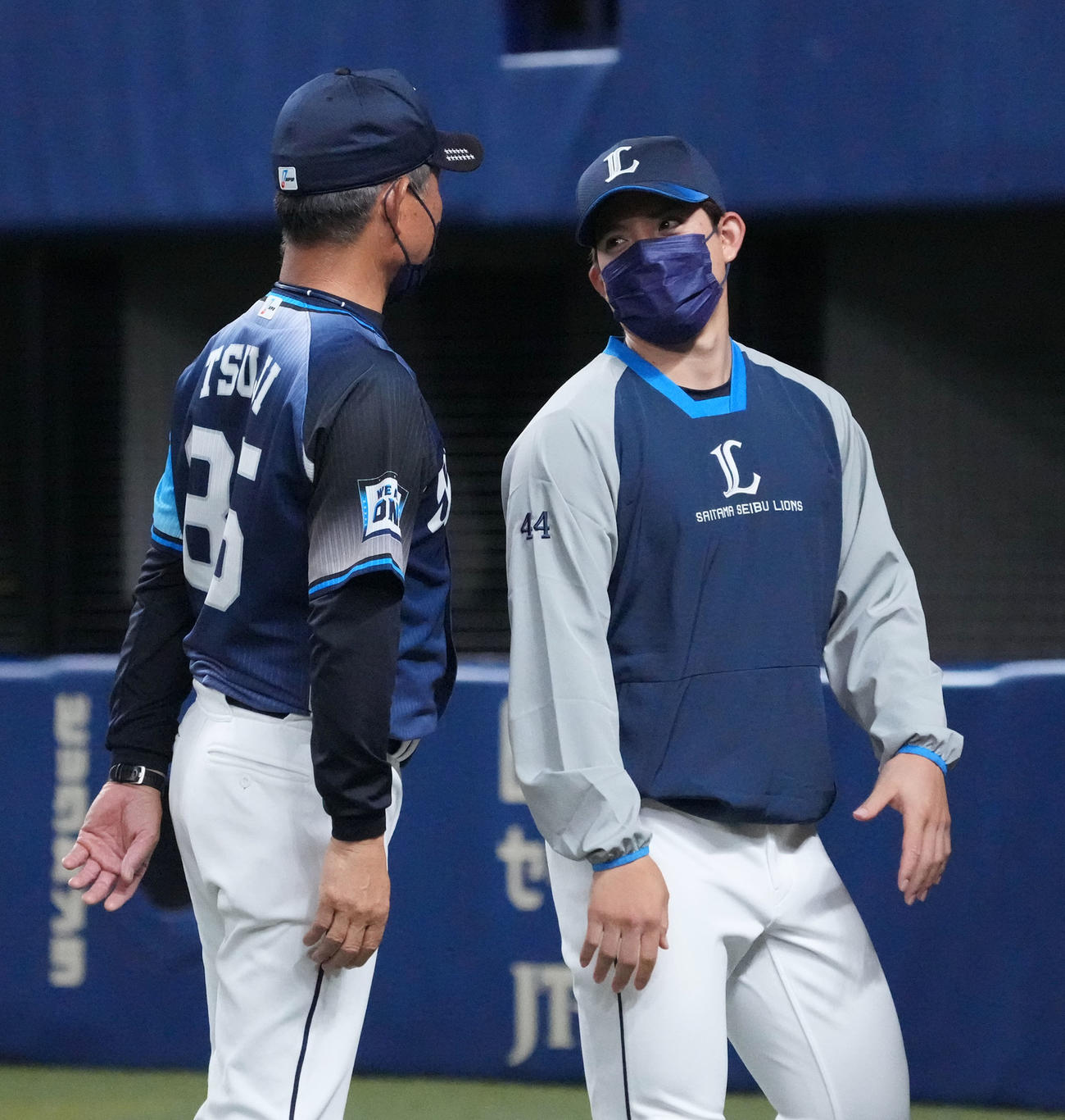 中日対西武　試合終了、辻監督（左）と言葉を交わす与座（右）（撮影・森本幸一）