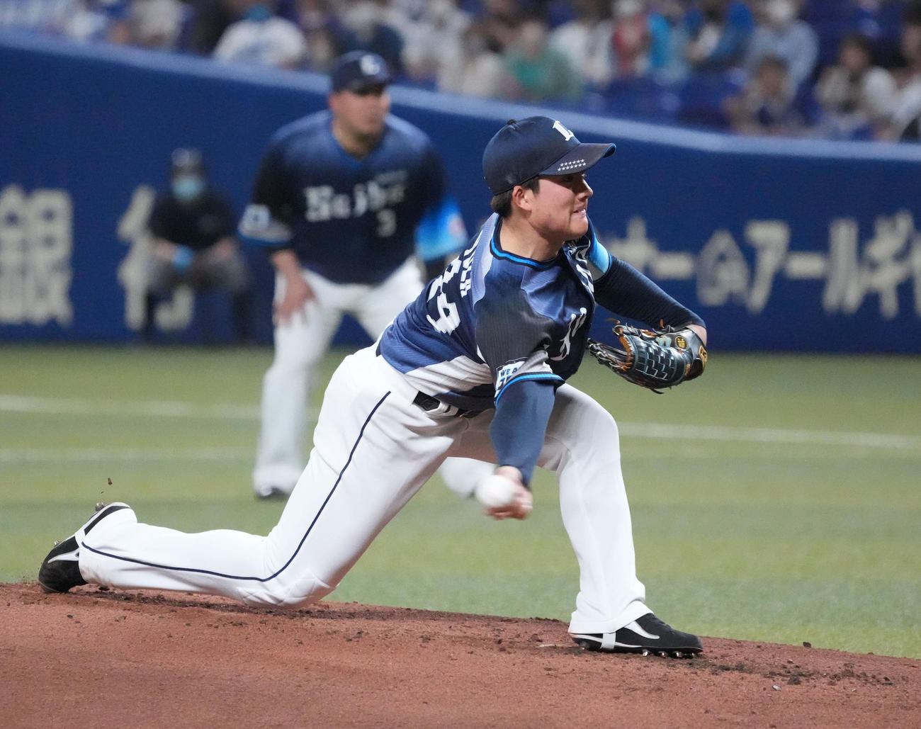 中日対西武　西武先発の与座（撮影・森本幸一）