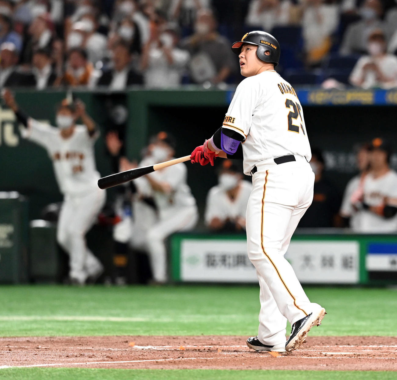 巨人対オリックス　1回裏巨人1死二、三塁、右越えに勝ち越しの3点本塁打を放つ岡本和（撮影・たえ見朱実）