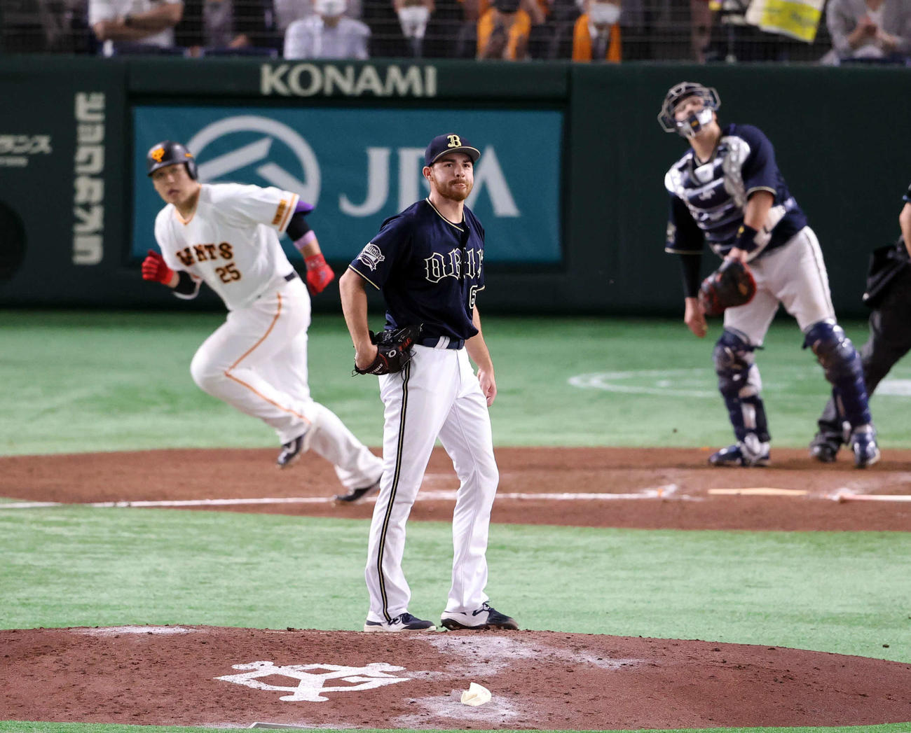 巨人対オリックス　8回裏巨人1死二、三塁、岡本和に中越え2点勝ち越し適時打を許し、ぼう然と打球を見つめるビドル（撮影・浅見桂子）