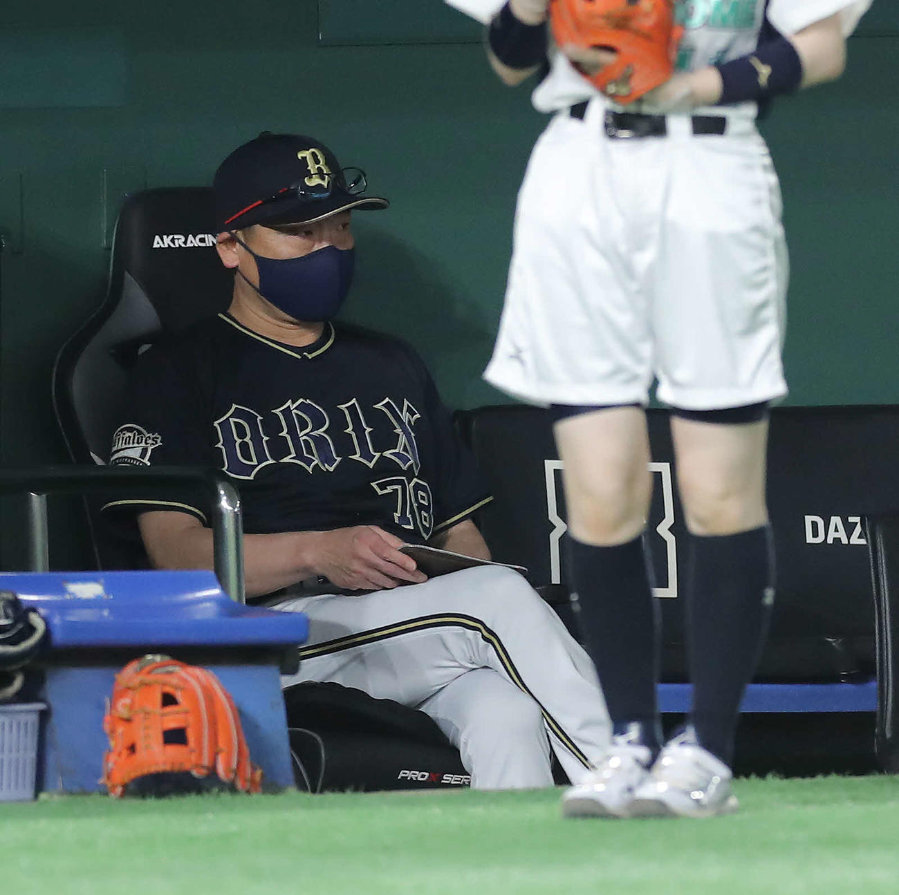 巨人に敗れ、浮かない表情でベンチに腰掛ける中嶋監督（撮影・河田真司）