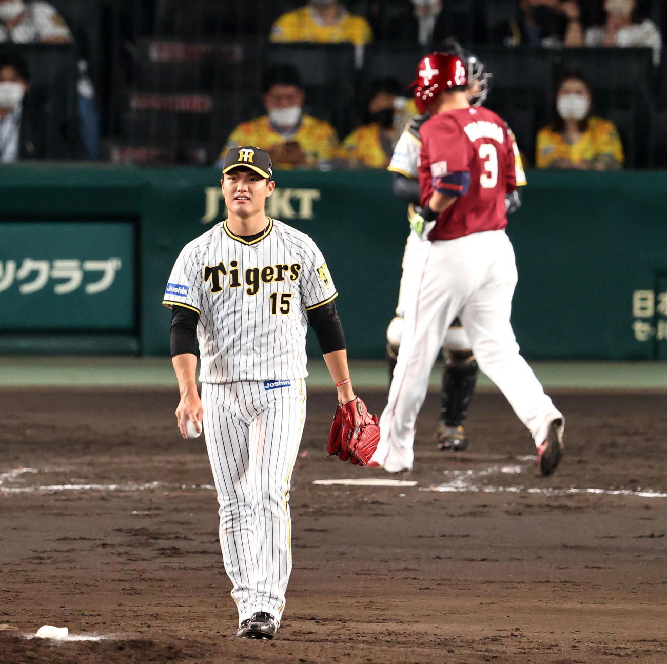 阪神対楽天　5回表楽天1死一塁、西純は浅村に左越え2点本塁打を被弾（撮影・加藤哉）