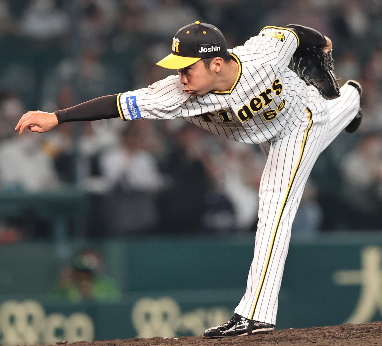 阪神対楽天　8回、阪神4番手で登板の石井（撮影・上山淳一）