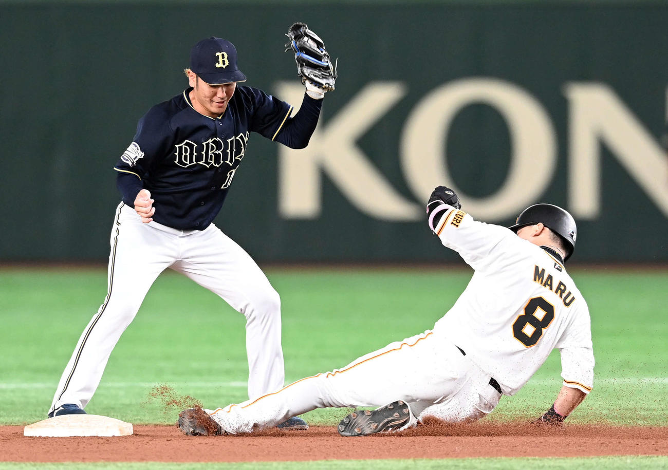 巨人対オリックス　8回裏巨人無死一塁、二盗を決める丸（撮影・たえ見朱実）
