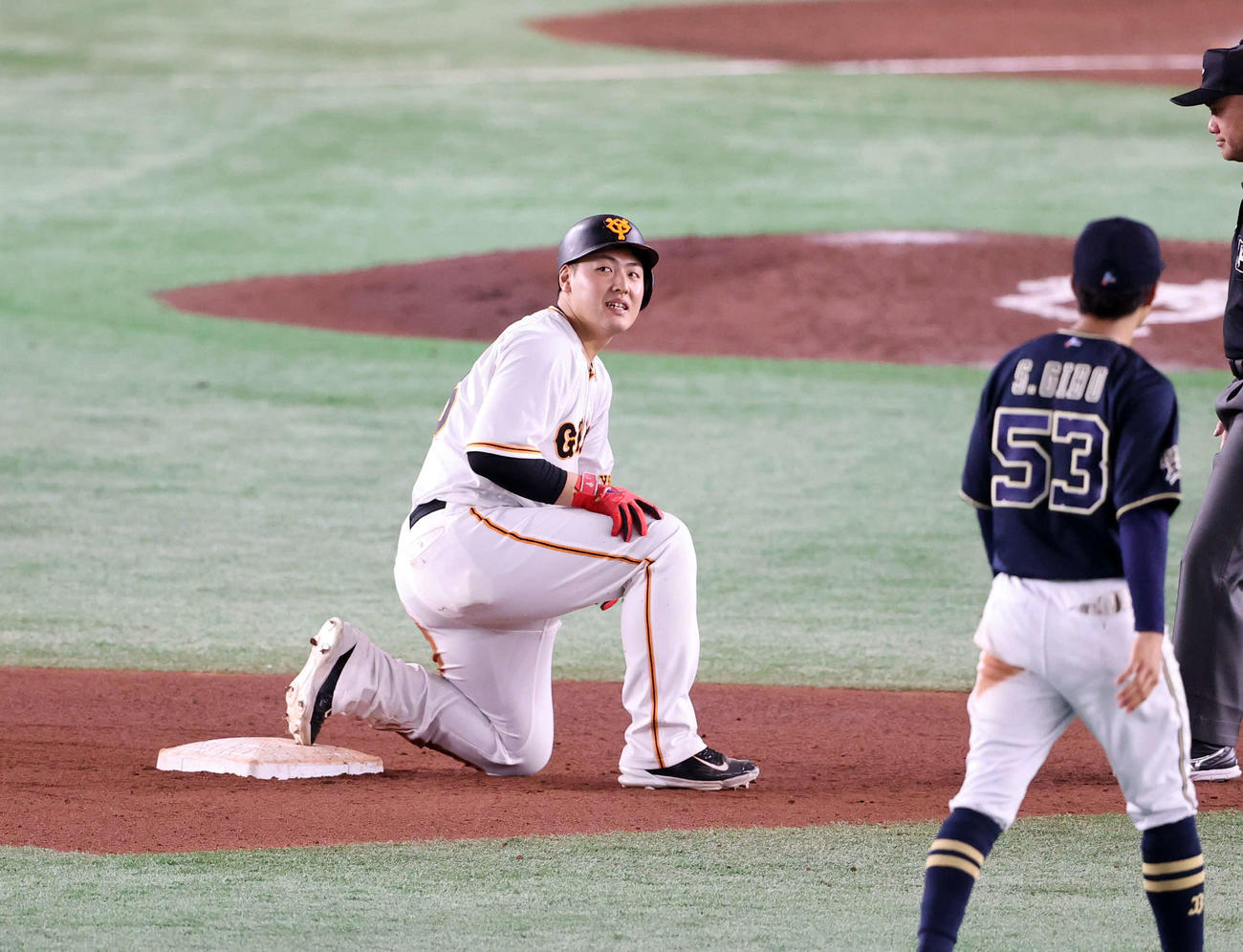 巨人対オリックス　8回裏巨人1死二、三塁、岡本和は中越え2点勝ち越し適時打を放ち、二塁に激走もアウトとなり、照れ笑い（撮影・浅見桂子）
