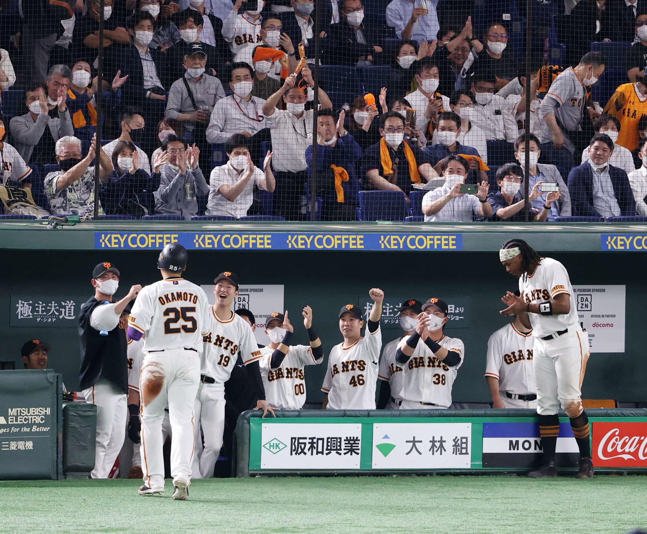 巨人対オリックス　8回裏巨人1死二、三塁、岡本和（手前）が中越え2点勝ち越し適時打を放ち、ガッツポーズで迎える鍬原（中央）ら（撮影・浅見桂子）