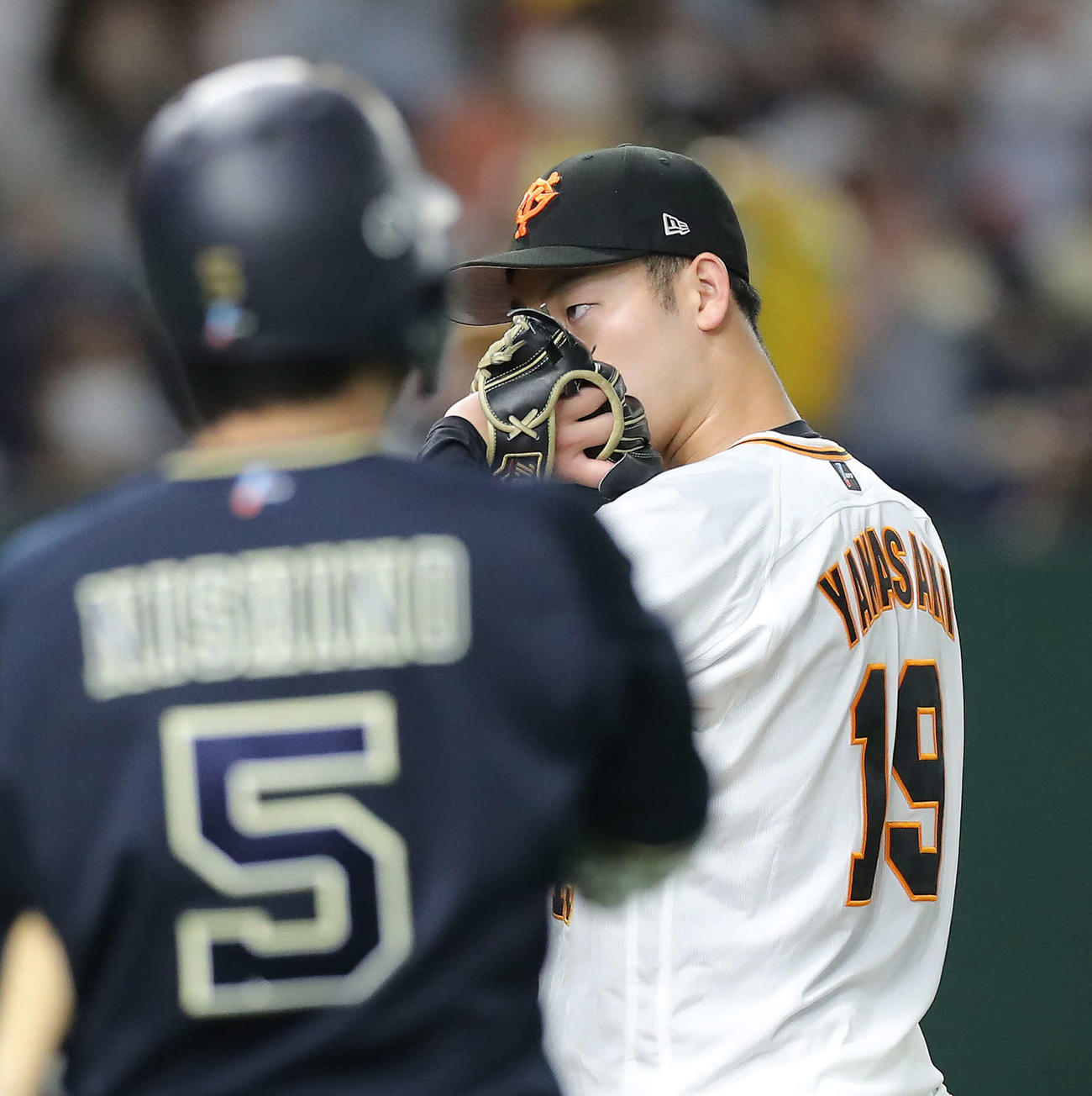 巨人対オリックス　5回表オリックス1死一、二塁、大城のパスボールで二、三塁とし、浮かない表情の山崎伊（撮影・河田真司）