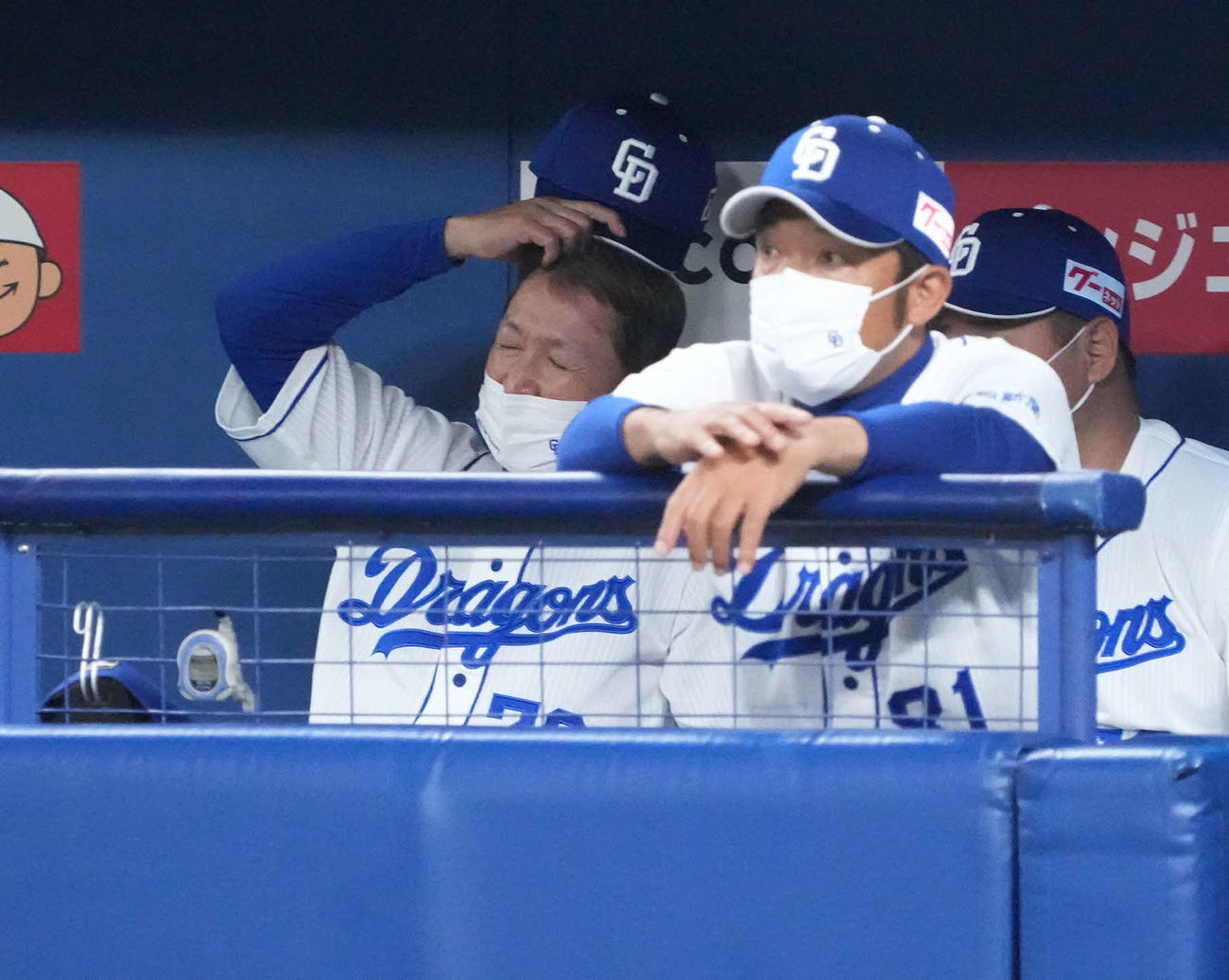 中日対西武　6回裏、ベンチでさえない表情を見せる立浪監督（左）（撮影・森本幸一）